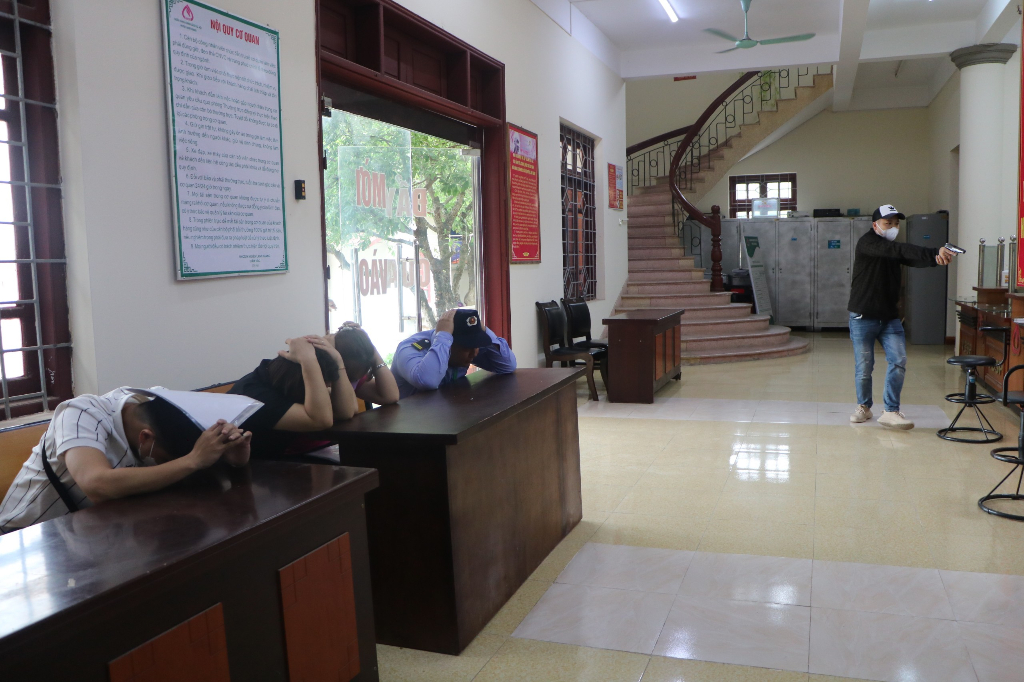 Diễn tập xử lý tình huống khi có vụ cướp Ngân hàng tại Phòng Giao dịch Ngân hàng CSXH huyện Lạng Giang