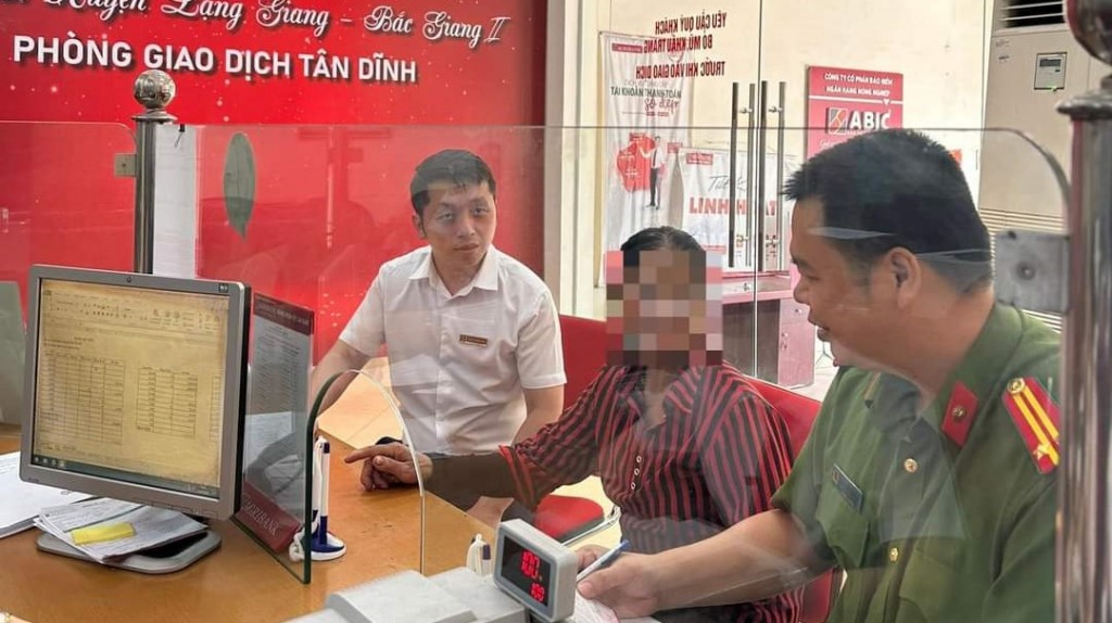 Phòng giao dịch Agribank Tân Dĩnh phối hợp với công an xã Tân Dĩnh kịp thời ngăn chặn vụ lừa đảo...