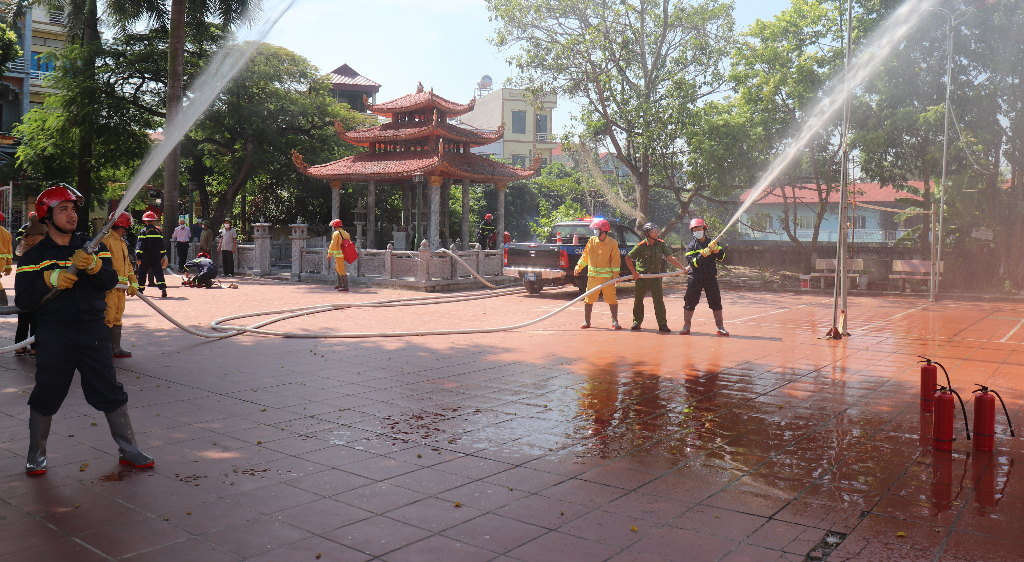 Lạng Giang thực tập phương án chữa cháy khu dân cư có nguy hiểm cháy, nổ cao
