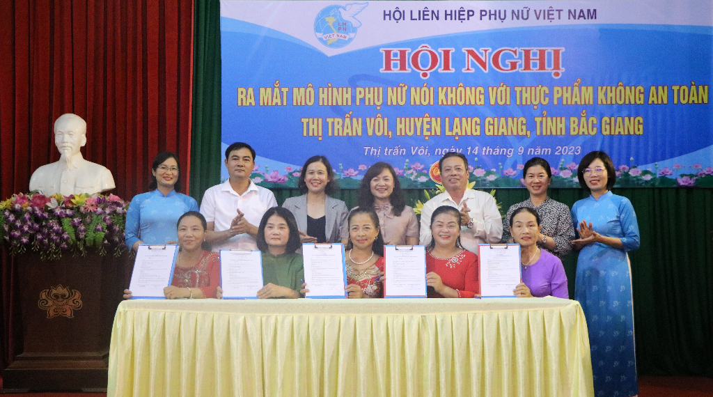 TW Hội LHPN Việt Nam ra mắt điểm mô hình "Phụ nữ nói không với thực phẩm không an toàn" tại thị...