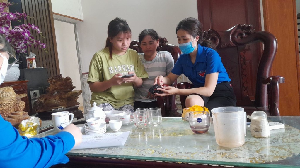 UBND xã Hương Sơn hỗ trợ, giúp đỡ người dân cài đặt ứng dụng VNeID trên điện thoại thông minh
