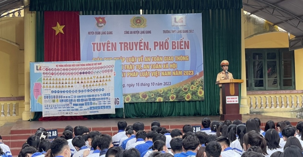 Công an huyện Lạng Giang tổ chức tuyên truyền kiến thức pháp luật về an toàn giao thông cho học...