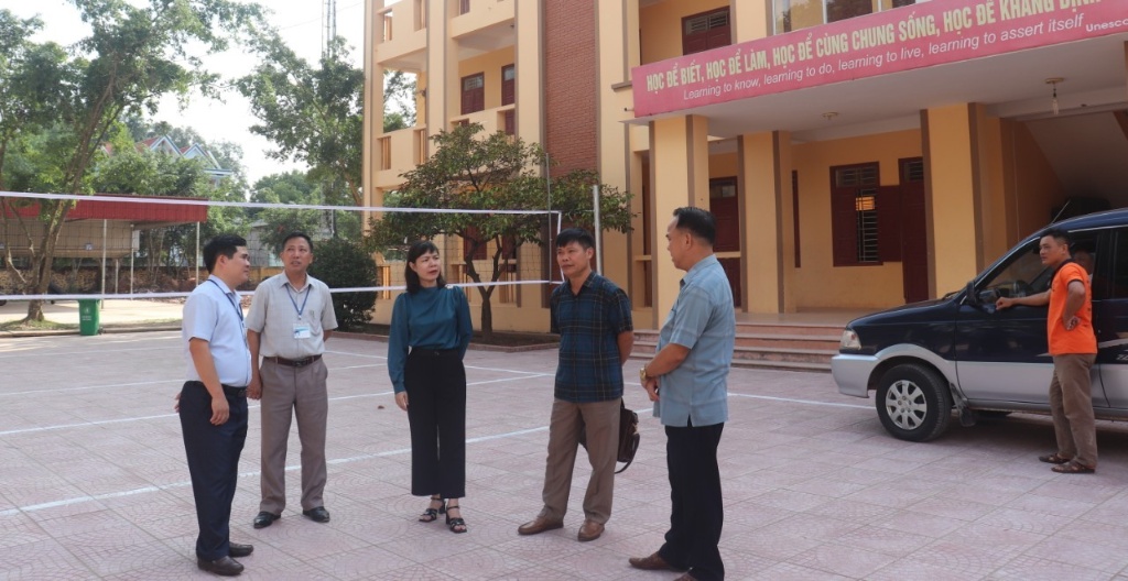 UBND huyện Lạng Giang thẩm tra hồ sơ đánh giá các tiêu chí NTM tại xã Xương Lâm