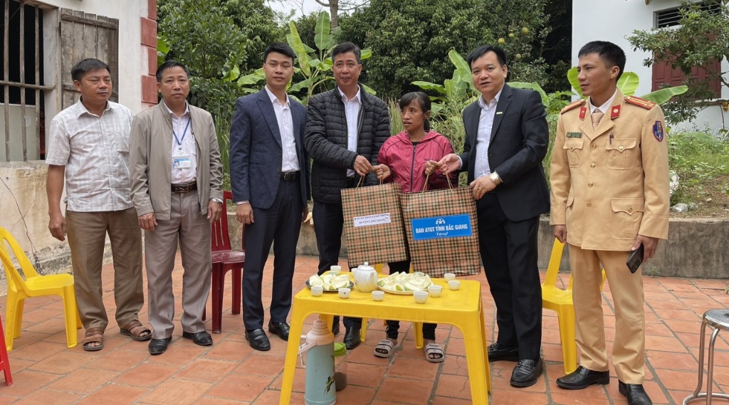 Lạng Giag: Lãnh đạo Ban ATGT tỉnh, huyện thăm, tặng quà gia đình nạn nhân TNGT