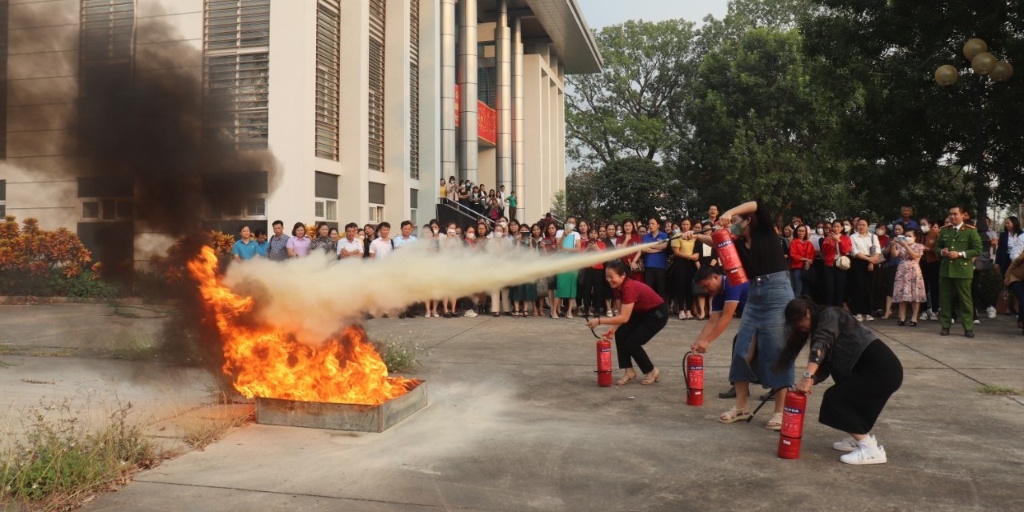 Công an huyện Lạng Giang tổ chức hội nghị tập huấn nghiệp vụ phòng cháy, chữa cháy cho cán bộ...