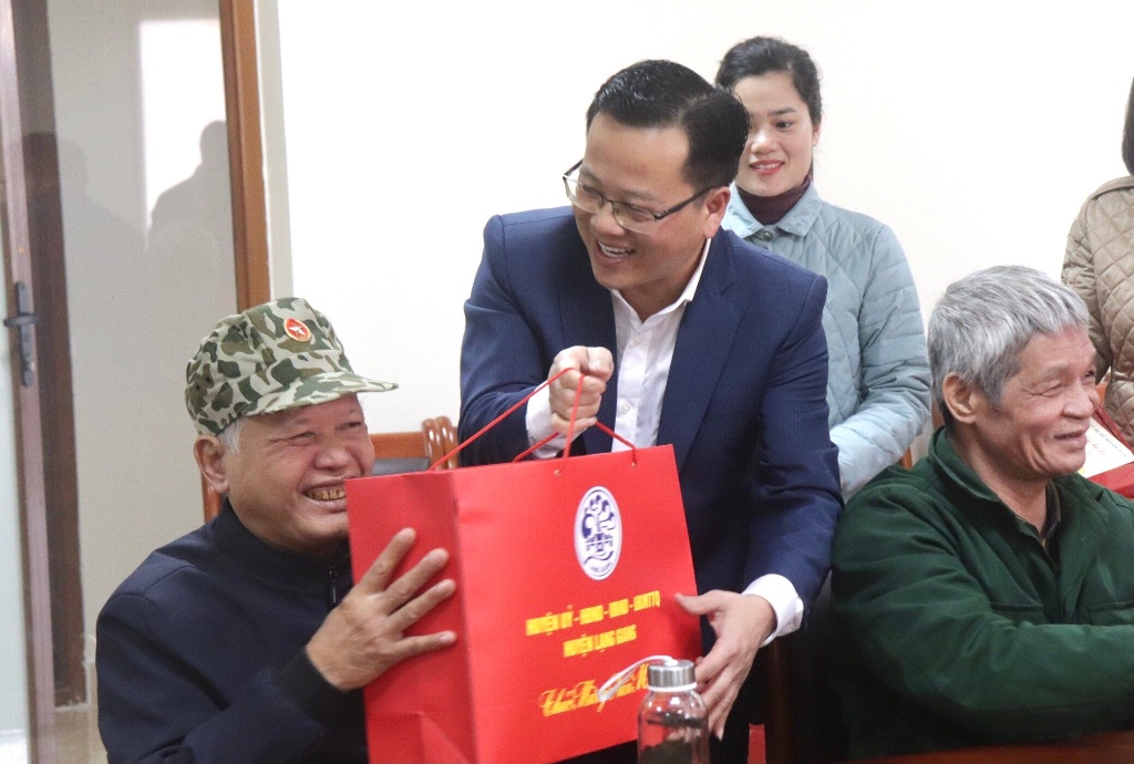 Phó Chủ tịch Thường trực UBND Nguyễn Văn Long thăm, tặng quà Tết người có công, bảo trợ xã hội...