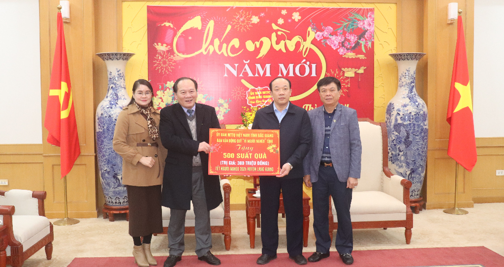 Trao tặng 600 suất quà Tết cho người nghèo tại huyện Lạng Giang