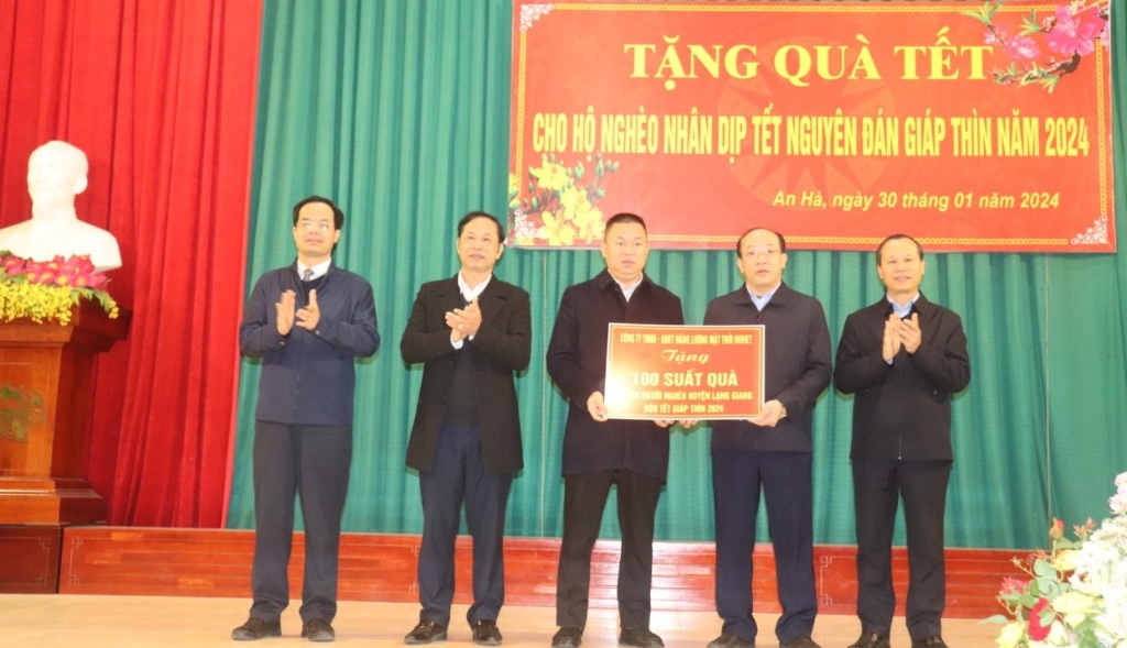 Phó Chủ tịch Thường trực UBND tỉnh Mai Sơn thăm, tặng quà Tết tại huyện Lạng Giang