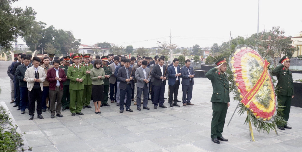 Đoàn lãnh đạo huyện viếng Đài tưởng niệm liệt sĩ huyện nhân dịp Xuân Giáp Thìn 2024