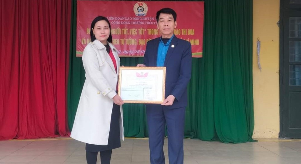 LĐLĐ huyện Lạng Giang khen thưởng đoàn viên nhặt được tiền trả lại người đánh mất