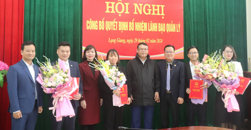 UBND huyện Lạng Giang công bố quyết định bổ nhiệm lãnh đạo quản lý