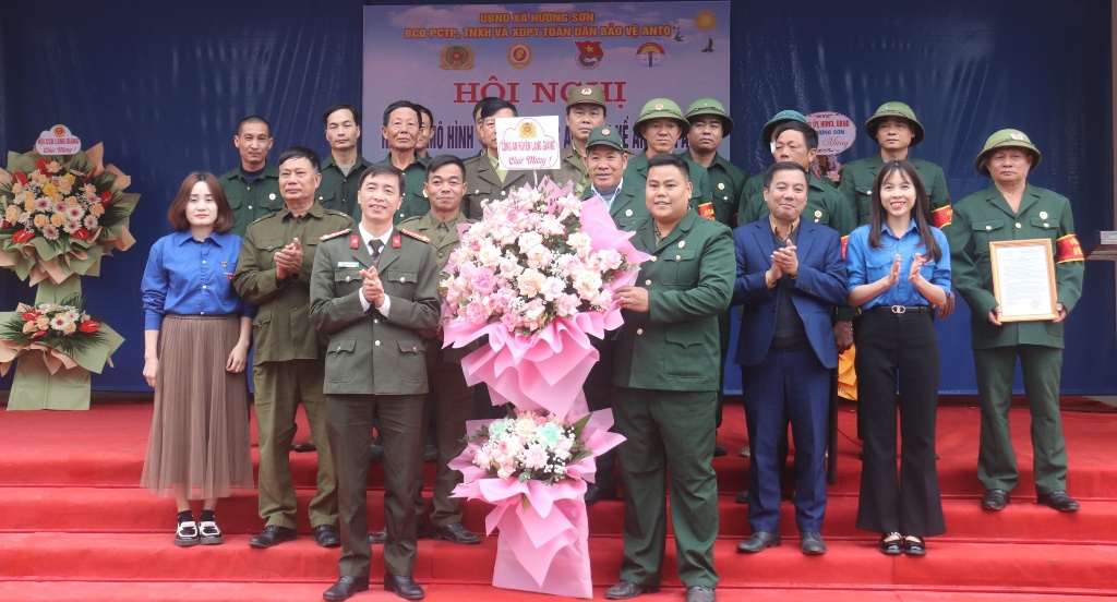 Ban chỉ đạo PCTP, TNXH và xây dựng phong trào toàn dân BVANTQ xã Hương Sơn ra mắt mô hình “Cổng...