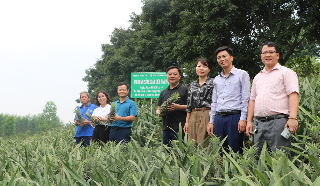 Đồng chí Thân Hải Nam, Phó Chủ tịch UBND huyện thăm và kiểm tra một số mô hình sản xuất nông...