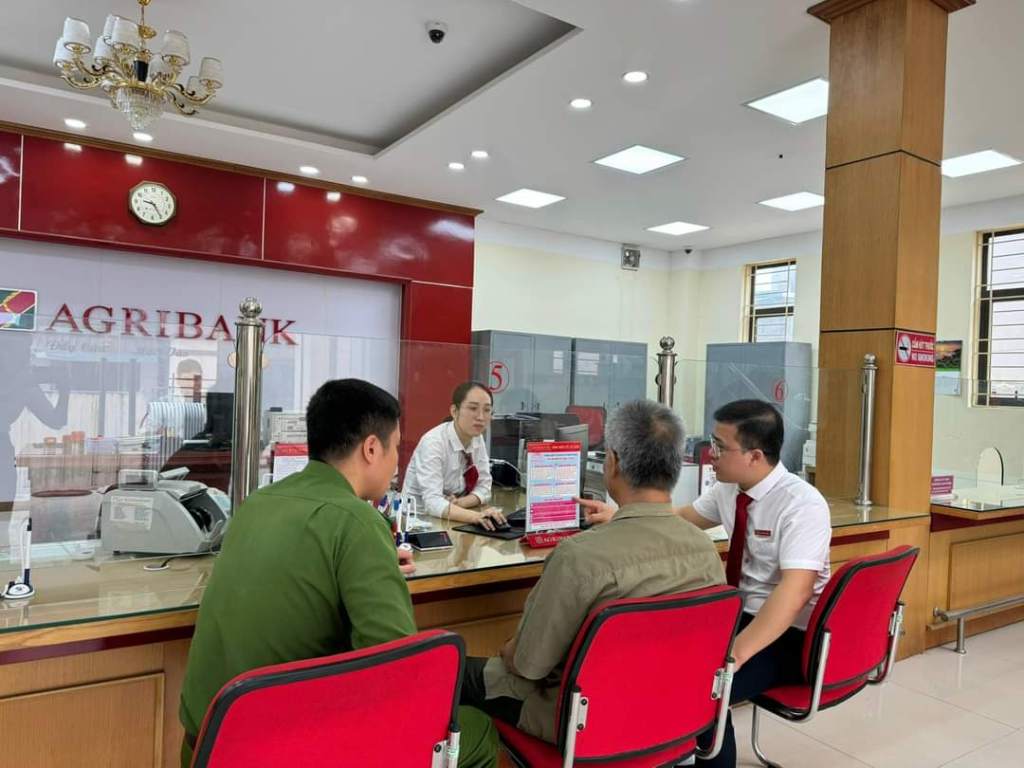 Lạng Giang: Công an thị trấn Kép phối hợp ngăn chặn thành công hành vi giả danh "Công an" để lừa...