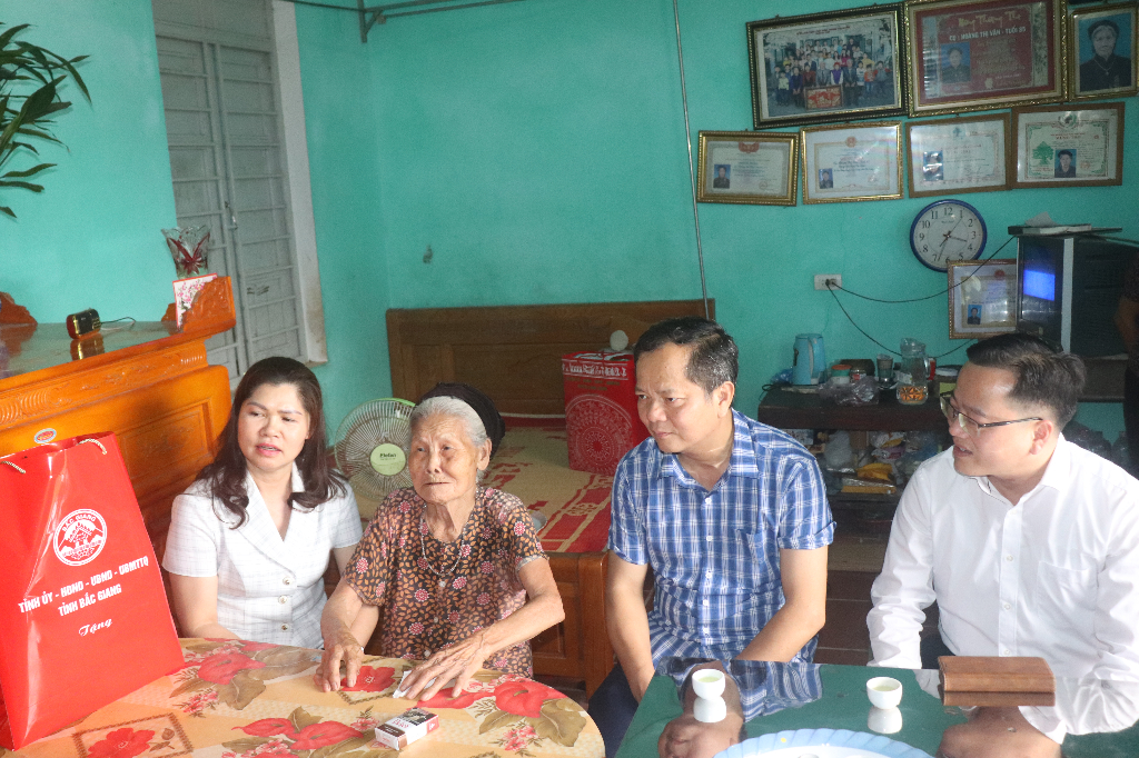 Lãnh đạo tỉnh, lãnh đạo huyện thăm, tặng quà CCB, cựu TNXP tham gia Chiến dịch Điện Biên Phủ