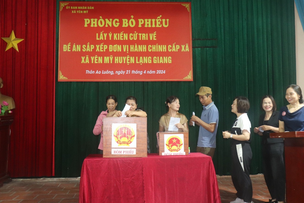 Đồng chí Chủ tịch UBND huyện dự Khai mạc bỏ phiếu lấy ý kiến cử tri sắp xếp đơn vị hành chính cấp xã