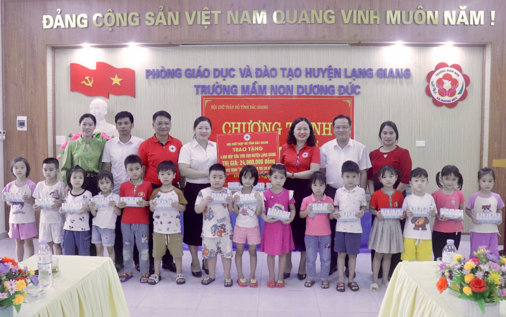 Hội CTĐ tỉnh trao 4.800 hộp sữa tươi dinh dưỡng cho học sinh nghèo huyện Lạng Giang
