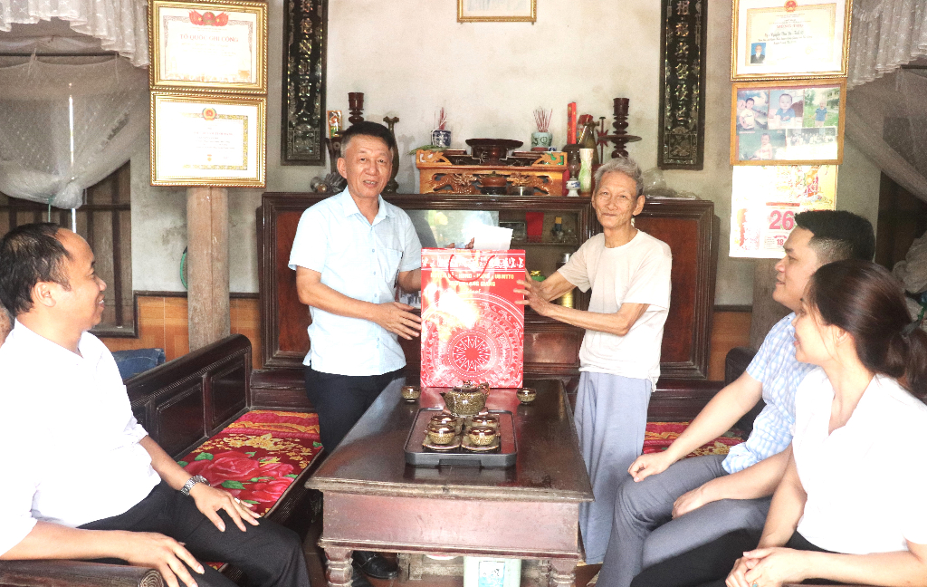 Đồng chí Phó Chủ tịch HĐND huyện thăm, tặng quà các chiến sĩ, thanh niên xung phong tham gia Chiến dịch Điện Biên Phủ|https://langgiang.bacgiang.gov.vn/en_US/chi-tiet-tin-tuc/-/asset_publisher/0tBnd4sOntxK/content/-ong-chi-pho-chu-tich-h-nd-huyen-tham-tang-qua-cac-chien-si-thanh-nien-xung-phong-tham-gia-chien-dich-ien-bien-phu