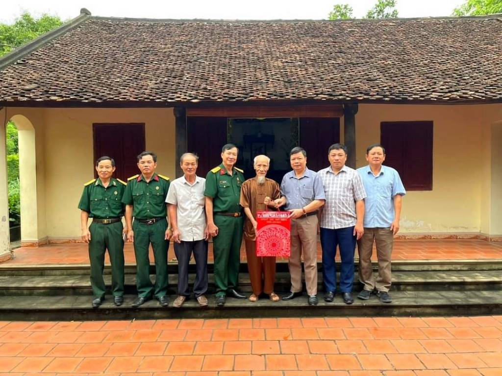 BTG Huyện uỷ và Hội CCB huyện thăm, tặng quà cựu chiến sỹ  tham gia chiến dịch Điện Biên Phủ