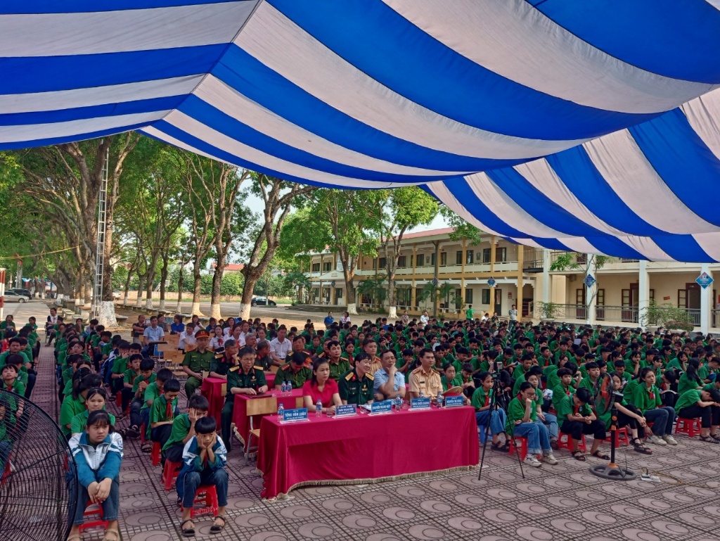 Nói chuyện truyền thống, tuyên truyền giáo dục pháp luật cho học sinh tại Trường THCS Hương Sơn
