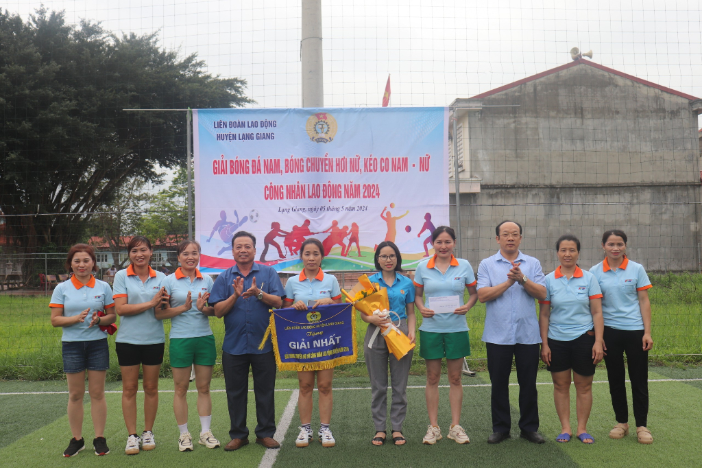 LĐLĐ huyện Lạng Giang tổ chức Giải bóng đá nam, bóng chuyền hơi nữ,  kéo co nam-nữ công nhân lao động năm 2024|https://langgiang.bacgiang.gov.vn/chi-tiet-tin-tuc/-/asset_publisher/0tBnd4sOntxK/content/l-l-huyen-lang-giang-to-chuc-giai-bong-a-nam-bong-chuyen-hoi-nu-keo-co-nam-nu-cong-nhan-lao-ong-nam-2024