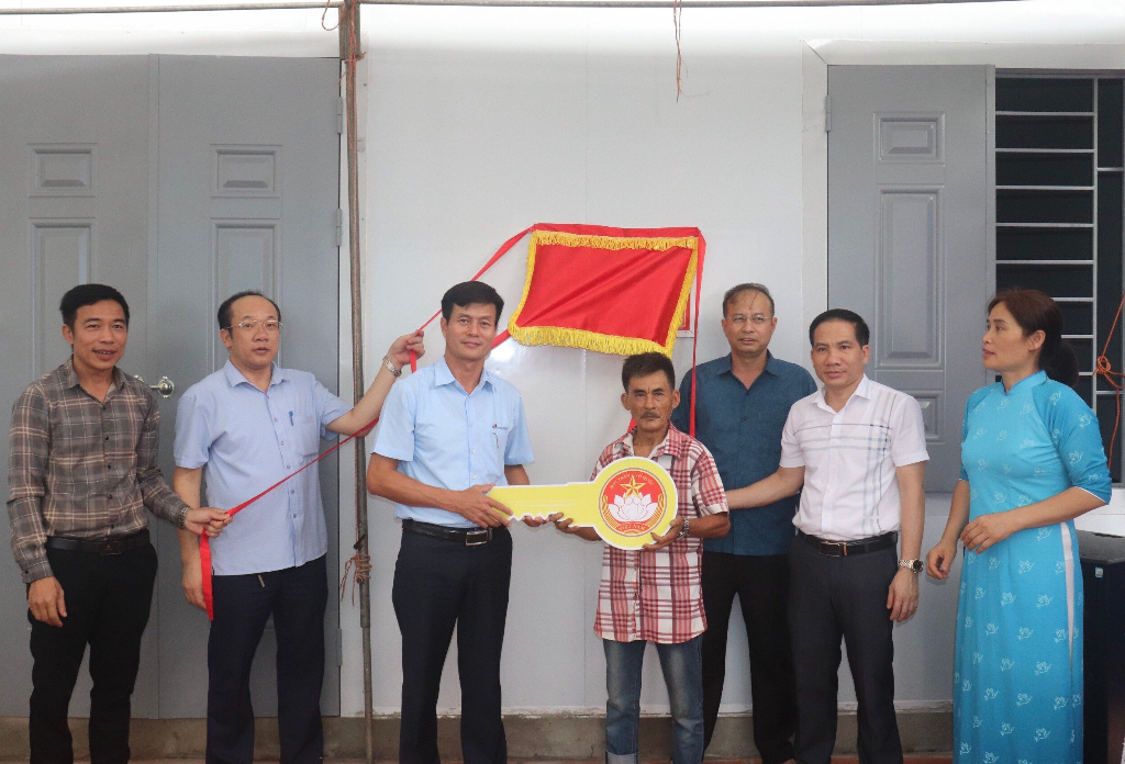 Trao nhà đại đoàn kết cho hộ ông Hà Văn Chung tại thôn Thuận