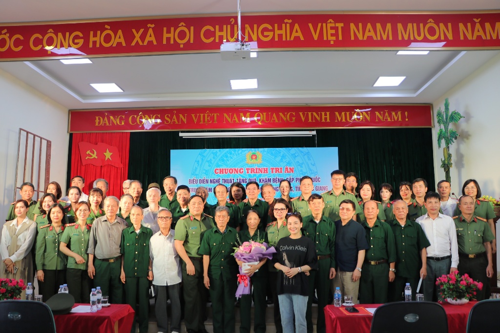 Bộ công an thăm tặng quà, KCB cấp thuốc miễn phí cho thương binh,bệnh  binh, người có công đang điều dưỡng tại Trung tâm điều dưỡng thương binh Thái Đào- huyện Lạng Giang|https://langgiang.bacgiang.gov.vn/ja_JP/chi-tiet-tin-tuc/-/asset_publisher/0tBnd4sOntxK/content/bo-cong-an-tham-tang-qua-kcb-cap-thuoc-mien-phi-cho-thuong-binh-benh-binh-nguoi-co-cong-ang-ieu-duong-tai-trung-tam-ieu-duong-thuong-binh-thai-ao-huye
