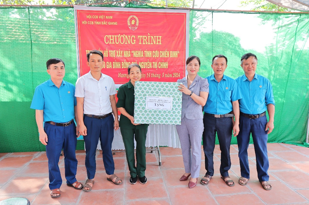 Trao tặng tiền hỗ trợ xây nhà "Nghĩa tình cựu chiến binh" cho gia đình hội viên Nguyễn Thị Chỉnh|https://langgiang.bacgiang.gov.vn/chi-tiet-tin-tuc/-/asset_publisher/0tBnd4sOntxK/content/trao-tang-tien-ho-tro-xay-nha-nghia-tinh-cuu-chien-binh-cho-gia-inh-hoi-vien-nguyen-thi-chinh