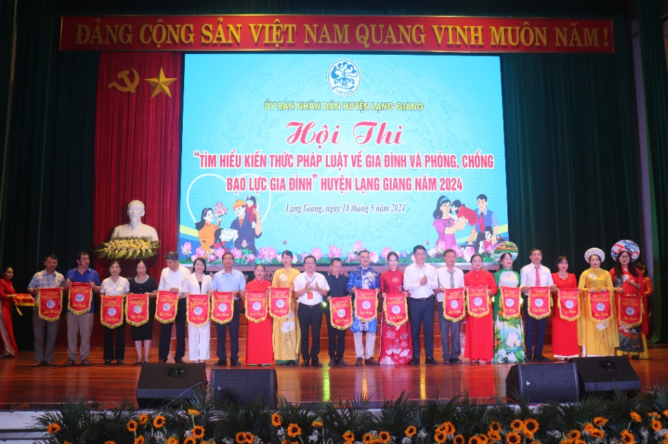 Hội thi “Tìm hiểu kiến thức pháp luật về gia đình và phòng, chống bạo lực gia đình” huyện Lạng Giang năm 2024|https://langgiang.bacgiang.gov.vn/chi-tiet-tin-tuc/-/asset_publisher/0tBnd4sOntxK/content/hoi-thi-tim-hieu-kien-thuc-phap-luat-ve-gia-inh-va-phong-chong-bao-luc-gia-inh-huyen-lang-giang-nam-2024