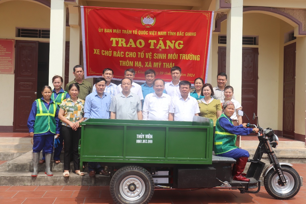 Ủy ban MTTQ tỉnh trao tặng xe chở rác cho khu dân cư thôn Hạ, xã Mỹ Thái|https://langgiang.bacgiang.gov.vn/chi-tiet-tin-tuc/-/asset_publisher/0tBnd4sOntxK/content/uy-ban-mttq-tinh-trao-tang-xe-cho-rac-cho-khu-dan-cu-thon-ha-xa-my-thai