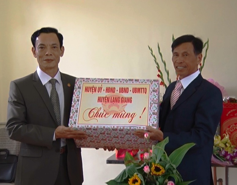Đồng chí Nguyễn Văn Nghĩa, Phó Bí thư Huyện uỷ, Chủ tịch UBND huyện thăm, tặng quà, chúc mừng Lễ...