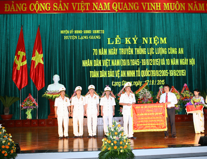 Lễ kỷ niệm 70 năm ngày truyền thống Công an nhân dân Việt Nam và 10 năm ngày hội toàn dân bảo vệ...